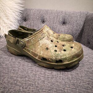 Crocs Men’s 11 Camo Classic Clogs Green Brown Outdoor Slip On Shoes EUC